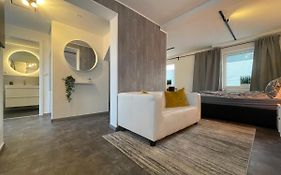 Gleis 12 , kontaktloser 24-7-Check In, barrierefrei ,Smart TV, W-LAN, Parkplatz kostenlos